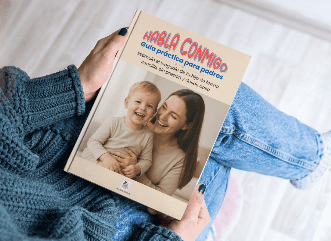 Una mamá con la guía Habla Conmigo en las manos